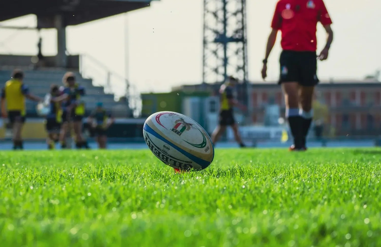 Terrain de rugby vu de la ligne de touche avec ses lignes blanches et ses poteaux en H