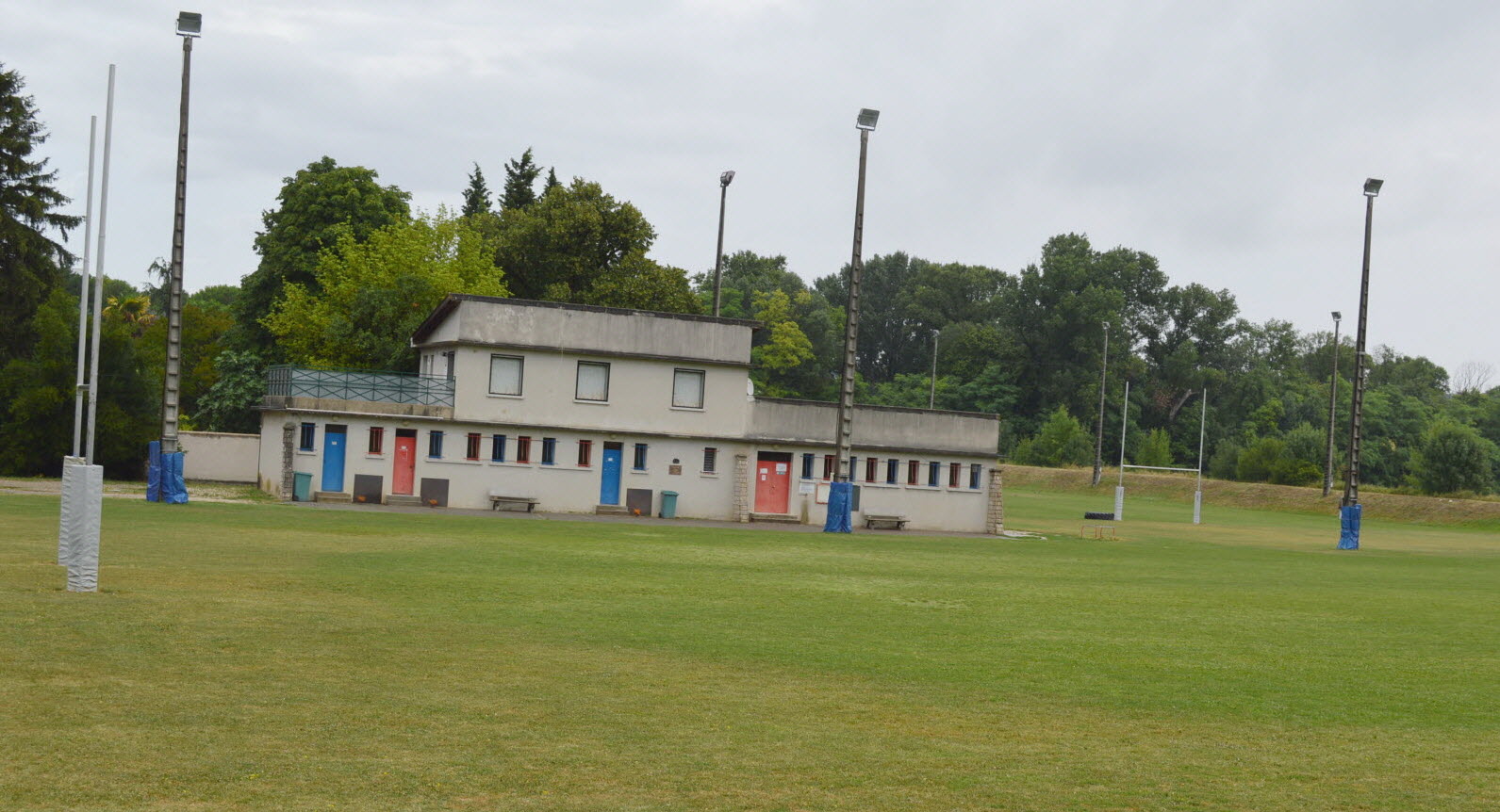 Vue d'un terrain de sport du Stade Beaulieu avec ses abords