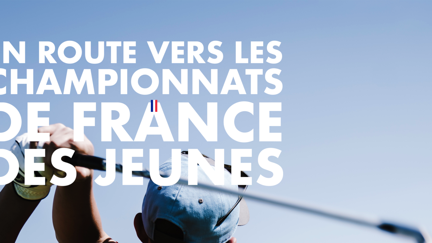 Ballon de football posé sur la pelouse d'un stade des Hauts-de-France avant un match de Coupe de France