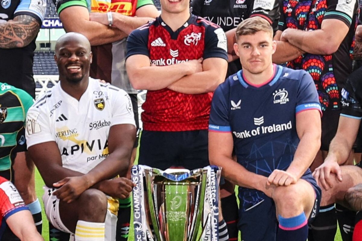 Maillot de rugby bleu du XV de France avec coq rouge sur la poitrine