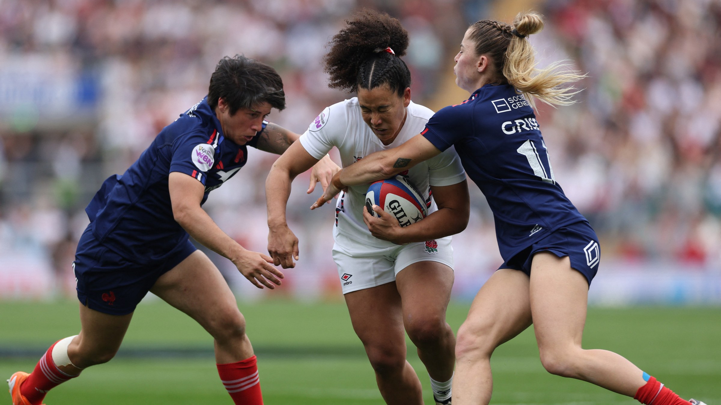 Joueuses de rugby féminin en action pendant un match