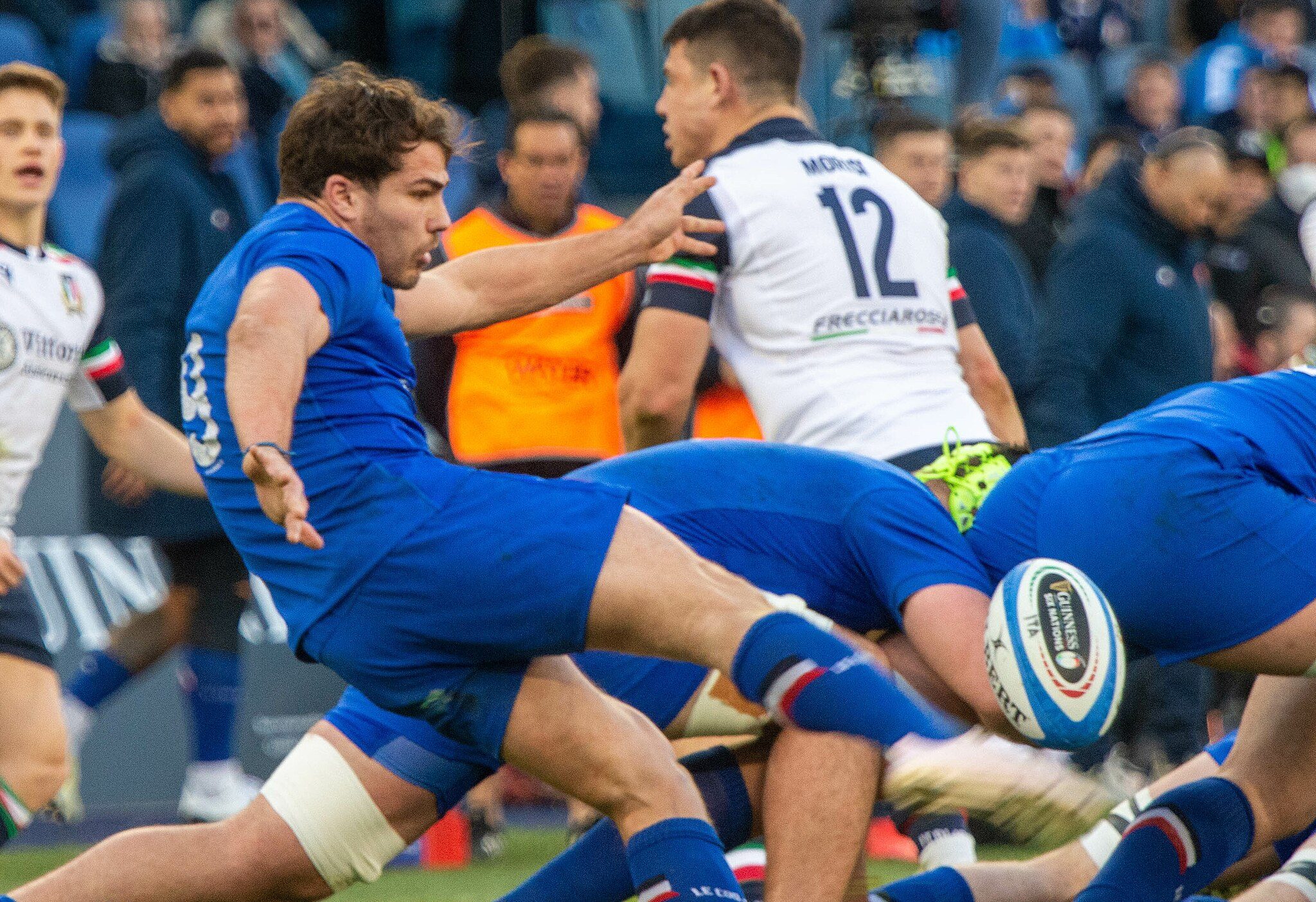 Demi de mêlée de rugby effectuant une passe depuis la base d'un ruck