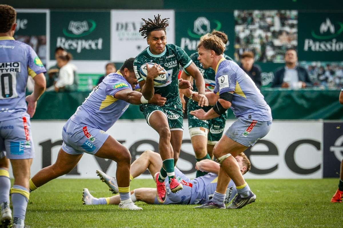 Joueurs de rugby en plein match sur la pelouse d'un stade un jour de rugby