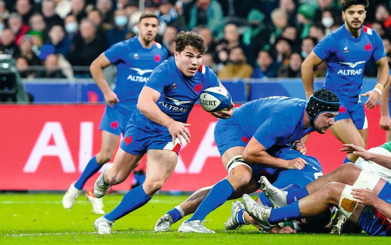 Coach sportif accompagnant un joueur de rugby dans une salle de sport